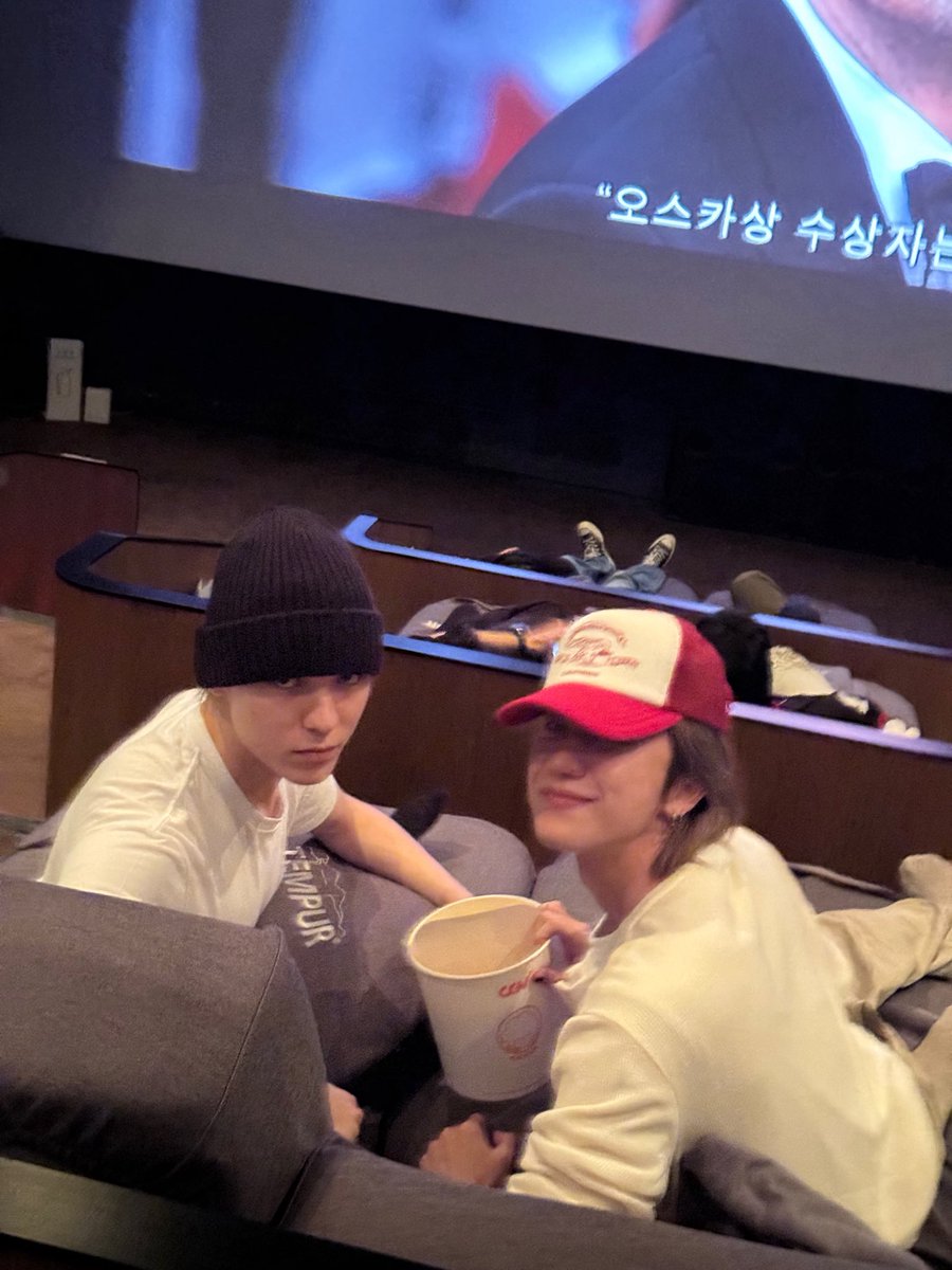 pyaaami's tweet photo. 정기모임 주제가 영화보기 라서 스파이더맨 다같이 본다고 영화관 빌리신.............. ㅈㄴ부러운 분들........... 😭😭😭😭😭🫵🫵🫵🫵 https://t.co/f1iP7tIC5H