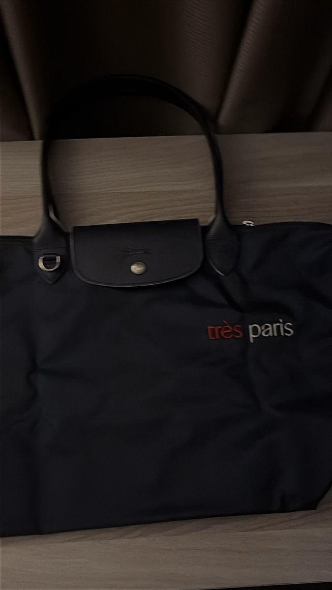 Summersouly's tweet photo. ส่งต่อ longchamp M(L) 
— รุ่น tres paris สี marine ไม่มีอุปกรณ์ถุง ใหม่มากๆๆ แกะมาดู ไม่เคยใช้จริง
📁ราคา 3,500 รวมส่ง /นัดรับได้
 #ส่งต่อกระเป๋า #ส่งต่อกระเป๋ามือสอง
 #ส่งต่อlongchamp #longchampant #longchampthailand #ส่งต่อเสื้อผ้ามือสอง #ส่งต่อเสื้อผ้ามือ2 #ส่งต่อเสื้อผ้า https://t.co/13cwc4agCa