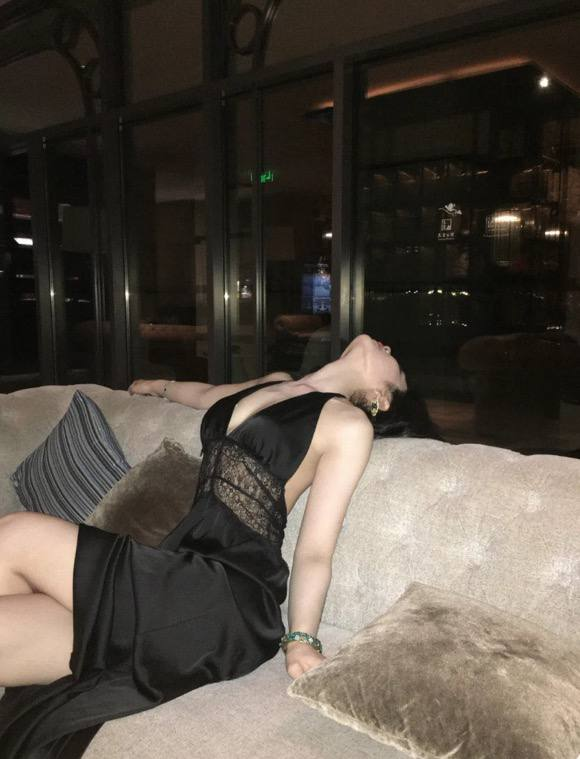 DavidGayoso5's tweet photo. 酒吧里认识的名媛，身材确实火辣。回酒店路上给她下了yao但下面有股骚味。赶紧带个套 直接插了进去。她身体一紧一紧的，流着口水，完全没反应。#迷玩 https://t.co/7H0xUO9H7K