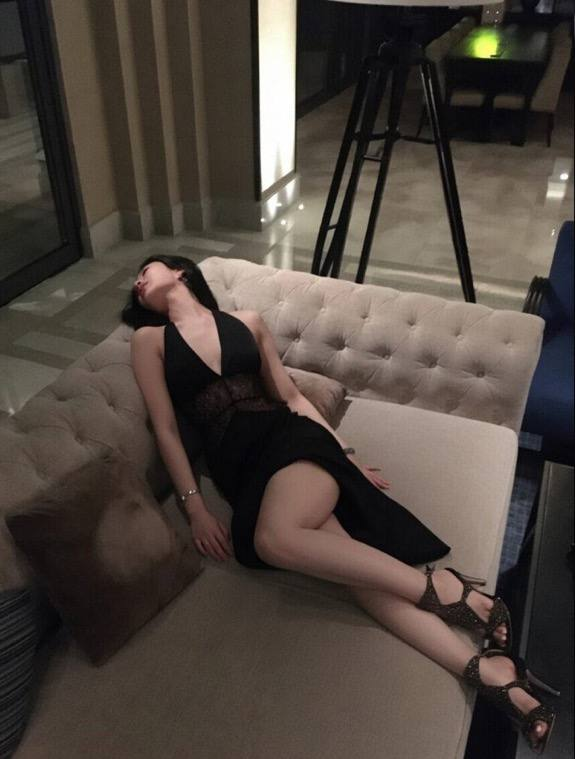 DavidGayoso5's tweet photo. 酒吧里认识的名媛，身材确实火辣。回酒店路上给她下了yao但下面有股骚味。赶紧带个套 直接插了进去。她身体一紧一紧的，流着口水，完全没反应。#迷玩 https://t.co/7H0xUO9H7K