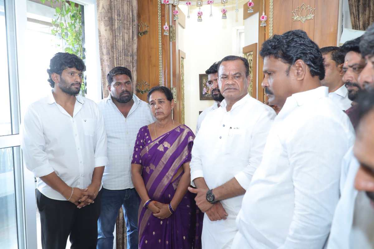 Congress4TS's tweet photo. Minister Komatireddy assures Support to Contractor Srinivas Reddy's Family, Promises Action on Pending Bills and Mining Issues

కాంట్రాక్టర్ శ్రీనివాస్ రెడ్డి కుటుంబానికి నేనున్నా... ప్రభుత్వం పూర్తి అండగా ఉంటుంది

* చిన్న కాంట్రాక్టర్లు ఎవరు అధైర్య పడొద్దు..మీ సమస్య మా దృష్టికి తీసుకురండి

* చిన్న కాంట్రాక్టర్ల పెండింగ్ బిల్లులు, క్రషర్లు–మైనింగ్ సమస్యల పరిష్కారానికి చర్యలు తీసుకుంటాం

* ఈ అంశాన్ని ముఖ్యమంత్రి రేవంత్ రెడ్డి గారి దృష్టికి తీసుకెళ్తా

* మైనింగ్ అధికారి అనాలోచిత చర్య వల్ల శ్రీనివాస్ రెడ్డి చనిపోయారు..

* వారి కుటుంబ సభ్యులను కలిసి పరామర్శించాను.. గత ప్రభుత్వం పెట్టిన పెండింగ్ బిల్లు 5.3 కోట్ల  కూడా క్లియర్ చేయించాను

* మైనింగ్ శాఖ మంత్రి వివేక్ గారితో మాట్లాడాను...వారితో రేపు సమీక్ష నిర్వహిస్తాం

    ---- మంత్రి కోమటి రెడ్డి వెంకట్ రెడ్డి

నాగర్ కర్నూల్ జిల్లాకు నచెందిన కాంట్రాక్టర్, వైస్ ఎంపీపీ, సింగిల్ విండో చైర్మన్‌గా ప్రజలకు సేవలందించిన బండారి శ్రీనివాస్ రెడ్డి మృతి తనను తీవ్రంగా బాధించిందని రాష్ట్ర రోడ్లు, భవనాలు, సినిమాటోగ్రఫీ శాఖ మంత్రి కోమటిరెడ్డి వెంకట్‌రెడ్డి భావోద్వేగానికి లోనయ్యారు.

గురువారం నాడు హైదరాబాద్ వనస్థలిపురంలోని నివాసంలో వారి కుటుంబాన్ని పరామర్శించి, శ్రీనివాస్ రెడ్డి భార్య, కుమారుడికి ధైర్యం చెప్పారు. ఈ సందర్భంగా శ్రీనివాస్ రెడ్డి చిత్ర పటానికి అంజలి ఘటించారు.

ఈ సందర్భంగా మంత్రి కోమటి రెడ్డి వెంకట్ రెడ్డి గారు మీడియాతో మాట్లాడుతూ...

 శ్రీనివాస్ రెడ్డి కేవలం కాంట్రాక్టర్ మాత్రమే కాదని, ప్రజా జీవితంలో చురుకుగా ఉంటూ మంచి పేరు సంపాదించుకున్న నాయకుడని తెలిపారు. చిన్నచిన్న పనులు, క్రషర్ నిర్వహణ ద్వారా సుమారు 200 మందికి ఉపాధి కల్పించారని, నాణ్యమైన పనులు చేసే కాంట్రాక్టర్‌గా ఆయనకు మంచి గుర్తింపు ఉందన్నారు.

గత ప్రభుత్వ హయాంలో చేపట్టిన CRF పనులకు సంబంధించి రాష్ట్రవ్యాప్తంగా సుమారు *రూ.685 కోట్ల బిల్లులు పెండింగ్‌లో ఉండగా, శ్రీనివాస్ రెడ్డికి కూడా దాదాపు రూ.5 కోట్ల బకాయిలు ఉన్నాయని* మంత్రి తెలిపారు. ఈ బకాయిలను విడుదల చేయించేందుకు కేంద్ర మంత్రి నితిన్ గడ్కరీతో ప్రత్యేకంగా మాట్లాడి, ఇటీవలే సంబంధిత పెండింగ్ చెక్ విడుదల చేయించినట్లు వెల్లడించారు.

శ్రీనివాస్ రెడ్డి కుటుంబం కొంత కుదుటపడిన తర్వాత వారిని పరామర్శించి అండగా నిలవాలని భావించానని, అందులో భాగంగానే ఈ రోజు కుటుంబ సభ్యులను కలిసినట్లు మంత్రి తెలిపారు.

రూ.5 కోట్ల బకాయిలకు రూ.54 కోట్ల నోటీసు ఎలా ఇస్తారు? మైనింగ్ అధికారి అనాలోచిత చర్య అని మండిపడ్డ మంత్రి

శ్రీనివాస్ రెడ్డి కుటుంబానికి వచ్చిన మైనింగ్ సంబంధిత నోటీసుపై మంత్రి తీవ్ర అసంతృప్తి వ్యక్తం చేశారు. సుమారు రూ.5 కోట్ల బకాయిలు ఉన్న వ్యక్తికి ఏకంగా **రూ.54 కోట్లు చెల్లించాలంటూ నోటీసులు ఇవ్వడం సరికాదని** అన్నారు. అధికారి అనాలోచిత చర్య అని మండిపడ్డారు. శ్రీనివాస్ రెడ్డి కుటుంబానికి ఇలాంటి నోటీసులు, క్రషర్‌కు సంబంధించిన సమస్యలు, విద్యుత్ కనెక్షన్ వంటి అంశాలపై కూడా తక్షణమే అధికారులతో చర్చిస్తామని చెప్పారు. 

కాంట్రాక్టర్ల మైనింగ్ సంబంధిత సమస్యల పట్ల శుక్రవారం నాడు మంత్రి వివేక్ వెంకట స్వామితో సమీక్ష నిర్వహిస్తామని చెప్పారు.
మృతికి కారణమైన అధికారులపై చర్యలు తీసుకునే అంశాన్ని కూడా పరిశీలిస్తామని మంత్రి స్పష్టం చేశారు.
శ్రీనివాస్ రెడ్డి కుటుంబానికి న్యాయం జరిగేలా చూస్తామని మంత్రి తెలిపారు.

చిన్న కాంట్రాక్టర్లు ఎవరూ అధైర్యపడొద్దు

రాష్ట్రంలోని చిన్న కాంట్రాక్టర్లందరికీ మంత్రి కోమటిరెడ్డి వెంకట్‌రెడ్డి భరోసా ఇచ్చారు.

“మీకు ఏ బిల్లులు పెండింగ్‌లో ఉన్నా నా దృష్టికి తీసుకురండి. మీ అసోసియేషన్ ద్వారా అయినా, నేరుగా నా సెక్రటేరియట్‌కు లేదా నా వద్దకు అయినా వచ్చి సమస్యలను చెప్పండి. ఎవరూ అధైర్యపడవద్దు. అవసరమైతే ముఖ్యమంత్రి రేవంత్‌రెడ్డి గారితో చర్చించి మీ సమస్యలను పరిష్కరిస్తాం” అని మంత్రి అన్నారు.

గ్రావెల్, క్రషర్లు, మైనింగ్‌కు సంబంధించిన సమస్యలను సంబంధిత మంత్రితో, ముఖ్యమంత్రి రేవంత్‌రెడ్డితో చర్చించి పరిష్కరించేందుకు చర్యలు తీసుకుంటామని తెలిపారు. మైనింగ్ రంగంలో అసాధారణమైన నోటీసులు, ఇబ్బందులు లేకుండా తగిన విధానాన్ని తీసుకురావాల్సిన అవసరం ఉందన్నారు.

శ్రీనివాస్ రెడ్డి కుటుంబానికి అండగా ఉంటాం

శ్రీనివాస్ రెడ్డి మృతి తీరని లోటని మంత్రి పేర్కొన్నారు. ఆయన కుటుంబానికి, ముఖ్యంగా కుమారుడికి అండగా ఉంటామని హామీ ఇచ్చారు.

“శ్రీనివాస్ రెడ్డి లేని లోటును ఎవరూ తీర్చలేరు. కానీ ఆయన కుటుంబానికి నేను అండగా ఉంటాను. ప్రభుత్వం కూడా అండగా ఉంటుంది. ముఖ్యమంత్రి రేవంత్‌రెడ్డి గారి నాయకత్వంలో వారి సమస్యలను ఎప్పటికప్పుడు పరిష్కరించేందుకు కృషి చేస్తాం” అని మంత్రి తెలిపారు.

శ్రీనివాస్ రెడ్డి ఆత్మకు శాంతి చేకూరాలని భగవంతుడిని ప్రార్థిస్తున్నట్లు మంత్రి కోమటిరెడ్డి వెంకట్‌రెడ్డి తెలిపారు.

ఈ కార్యక్రమంలో కాంట్రాక్టర్ల సంఘం ప్రతినిధులు, బిల్డర్స్ అసోసియేషన్ నాయకులు డి.వి. ఎన్ రెడ్డి,ఎస్‌.ఎన్‌.రెడ్డి ఆర్ అండ్ బి సీ.ఈ వసంత్ నాయక్,ఆల్ ఇండియా కాంట్రాక్టర్స్ అసోసియేషన్ వైస్ ప్రెసిడెంట్ దేవేందర్ రెడ్డి,ఆదిభట్ల మున్సిపల్ మాజీ చైర్మన్ మర్రి నిరంజన్ రెడ్డి,గడ్డి అన్నారం మార్కెట్ చైర్మన్ చిలుకా మధు సూదన్ రెడ్డి,పలువురు స్థానిక నాయకులు,అధికారులు తదితరులు పాల్గొన్నారు.

• @KomatireddyKVR