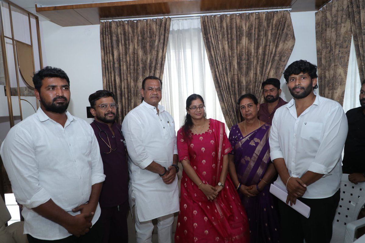 Congress4TS's tweet photo. Minister Komatireddy assures Support to Contractor Srinivas Reddy's Family, Promises Action on Pending Bills and Mining Issues

కాంట్రాక్టర్ శ్రీనివాస్ రెడ్డి కుటుంబానికి నేనున్నా... ప్రభుత్వం పూర్తి అండగా ఉంటుంది

* చిన్న కాంట్రాక్టర్లు ఎవరు అధైర్య పడొద్దు..మీ సమస్య మా దృష్టికి తీసుకురండి

* చిన్న కాంట్రాక్టర్ల పెండింగ్ బిల్లులు, క్రషర్లు–మైనింగ్ సమస్యల పరిష్కారానికి చర్యలు తీసుకుంటాం

* ఈ అంశాన్ని ముఖ్యమంత్రి రేవంత్ రెడ్డి గారి దృష్టికి తీసుకెళ్తా

* మైనింగ్ అధికారి అనాలోచిత చర్య వల్ల శ్రీనివాస్ రెడ్డి చనిపోయారు..

* వారి కుటుంబ సభ్యులను కలిసి పరామర్శించాను.. గత ప్రభుత్వం పెట్టిన పెండింగ్ బిల్లు 5.3 కోట్ల  కూడా క్లియర్ చేయించాను

* మైనింగ్ శాఖ మంత్రి వివేక్ గారితో మాట్లాడాను...వారితో రేపు సమీక్ష నిర్వహిస్తాం

    ---- మంత్రి కోమటి రెడ్డి వెంకట్ రెడ్డి

నాగర్ కర్నూల్ జిల్లాకు నచెందిన కాంట్రాక్టర్, వైస్ ఎంపీపీ, సింగిల్ విండో చైర్మన్‌గా ప్రజలకు సేవలందించిన బండారి శ్రీనివాస్ రెడ్డి మృతి తనను తీవ్రంగా బాధించిందని రాష్ట్ర రోడ్లు, భవనాలు, సినిమాటోగ్రఫీ శాఖ మంత్రి కోమటిరెడ్డి వెంకట్‌రెడ్డి భావోద్వేగానికి లోనయ్యారు.

గురువారం నాడు హైదరాబాద్ వనస్థలిపురంలోని నివాసంలో వారి కుటుంబాన్ని పరామర్శించి, శ్రీనివాస్ రెడ్డి భార్య, కుమారుడికి ధైర్యం చెప్పారు. ఈ సందర్భంగా శ్రీనివాస్ రెడ్డి చిత్ర పటానికి అంజలి ఘటించారు.

ఈ సందర్భంగా మంత్రి కోమటి రెడ్డి వెంకట్ రెడ్డి గారు మీడియాతో మాట్లాడుతూ...

 శ్రీనివాస్ రెడ్డి కేవలం కాంట్రాక్టర్ మాత్రమే కాదని, ప్రజా జీవితంలో చురుకుగా ఉంటూ మంచి పేరు సంపాదించుకున్న నాయకుడని తెలిపారు. చిన్నచిన్న పనులు, క్రషర్ నిర్వహణ ద్వారా సుమారు 200 మందికి ఉపాధి కల్పించారని, నాణ్యమైన పనులు చేసే కాంట్రాక్టర్‌గా ఆయనకు మంచి గుర్తింపు ఉందన్నారు.

గత ప్రభుత్వ హయాంలో చేపట్టిన CRF పనులకు సంబంధించి రాష్ట్రవ్యాప్తంగా సుమారు *రూ.685 కోట్ల బిల్లులు పెండింగ్‌లో ఉండగా, శ్రీనివాస్ రెడ్డికి కూడా దాదాపు రూ.5 కోట్ల బకాయిలు ఉన్నాయని* మంత్రి తెలిపారు. ఈ బకాయిలను విడుదల చేయించేందుకు కేంద్ర మంత్రి నితిన్ గడ్కరీతో ప్రత్యేకంగా మాట్లాడి, ఇటీవలే సంబంధిత పెండింగ్ చెక్ విడుదల చేయించినట్లు వెల్లడించారు.

శ్రీనివాస్ రెడ్డి కుటుంబం కొంత కుదుటపడిన తర్వాత వారిని పరామర్శించి అండగా నిలవాలని భావించానని, అందులో భాగంగానే ఈ రోజు కుటుంబ సభ్యులను కలిసినట్లు మంత్రి తెలిపారు.

రూ.5 కోట్ల బకాయిలకు రూ.54 కోట్ల నోటీసు ఎలా ఇస్తారు? మైనింగ్ అధికారి అనాలోచిత చర్య అని మండిపడ్డ మంత్రి

శ్రీనివాస్ రెడ్డి కుటుంబానికి వచ్చిన మైనింగ్ సంబంధిత నోటీసుపై మంత్రి తీవ్ర అసంతృప్తి వ్యక్తం చేశారు. సుమారు రూ.5 కోట్ల బకాయిలు ఉన్న వ్యక్తికి ఏకంగా **రూ.54 కోట్లు చెల్లించాలంటూ నోటీసులు ఇవ్వడం సరికాదని** అన్నారు. అధికారి అనాలోచిత చర్య అని మండిపడ్డారు. శ్రీనివాస్ రెడ్డి కుటుంబానికి ఇలాంటి నోటీసులు, క్రషర్‌కు సంబంధించిన సమస్యలు, విద్యుత్ కనెక్షన్ వంటి అంశాలపై కూడా తక్షణమే అధికారులతో చర్చిస్తామని చెప్పారు. 

కాంట్రాక్టర్ల మైనింగ్ సంబంధిత సమస్యల పట్ల శుక్రవారం నాడు మంత్రి వివేక్ వెంకట స్వామితో సమీక్ష నిర్వహిస్తామని చెప్పారు.
మృతికి కారణమైన అధికారులపై చర్యలు తీసుకునే అంశాన్ని కూడా పరిశీలిస్తామని మంత్రి స్పష్టం చేశారు.
శ్రీనివాస్ రెడ్డి కుటుంబానికి న్యాయం జరిగేలా చూస్తామని మంత్రి తెలిపారు.

చిన్న కాంట్రాక్టర్లు ఎవరూ అధైర్యపడొద్దు

రాష్ట్రంలోని చిన్న కాంట్రాక్టర్లందరికీ మంత్రి కోమటిరెడ్డి వెంకట్‌రెడ్డి భరోసా ఇచ్చారు.

“మీకు ఏ బిల్లులు పెండింగ్‌లో ఉన్నా నా దృష్టికి తీసుకురండి. మీ అసోసియేషన్ ద్వారా అయినా, నేరుగా నా సెక్రటేరియట్‌కు లేదా నా వద్దకు అయినా వచ్చి సమస్యలను చెప్పండి. ఎవరూ అధైర్యపడవద్దు. అవసరమైతే ముఖ్యమంత్రి రేవంత్‌రెడ్డి గారితో చర్చించి మీ సమస్యలను పరిష్కరిస్తాం” అని మంత్రి అన్నారు.

గ్రావెల్, క్రషర్లు, మైనింగ్‌కు సంబంధించిన సమస్యలను సంబంధిత మంత్రితో, ముఖ్యమంత్రి రేవంత్‌రెడ్డితో చర్చించి పరిష్కరించేందుకు చర్యలు తీసుకుంటామని తెలిపారు. మైనింగ్ రంగంలో అసాధారణమైన నోటీసులు, ఇబ్బందులు లేకుండా తగిన విధానాన్ని తీసుకురావాల్సిన అవసరం ఉందన్నారు.

శ్రీనివాస్ రెడ్డి కుటుంబానికి అండగా ఉంటాం

శ్రీనివాస్ రెడ్డి మృతి తీరని లోటని మంత్రి పేర్కొన్నారు. ఆయన కుటుంబానికి, ముఖ్యంగా కుమారుడికి అండగా ఉంటామని హామీ ఇచ్చారు.

“శ్రీనివాస్ రెడ్డి లేని లోటును ఎవరూ తీర్చలేరు. కానీ ఆయన కుటుంబానికి నేను అండగా ఉంటాను. ప్రభుత్వం కూడా అండగా ఉంటుంది. ముఖ్యమంత్రి రేవంత్‌రెడ్డి గారి నాయకత్వంలో వారి సమస్యలను ఎప్పటికప్పుడు పరిష్కరించేందుకు కృషి చేస్తాం” అని మంత్రి తెలిపారు.

శ్రీనివాస్ రెడ్డి ఆత్మకు శాంతి చేకూరాలని భగవంతుడిని ప్రార్థిస్తున్నట్లు మంత్రి కోమటిరెడ్డి వెంకట్‌రెడ్డి తెలిపారు.

ఈ కార్యక్రమంలో కాంట్రాక్టర్ల సంఘం ప్రతినిధులు, బిల్డర్స్ అసోసియేషన్ నాయకులు డి.వి. ఎన్ రెడ్డి,ఎస్‌.ఎన్‌.రెడ్డి ఆర్ అండ్ బి సీ.ఈ వసంత్ నాయక్,ఆల్ ఇండియా కాంట్రాక్టర్స్ అసోసియేషన్ వైస్ ప్రెసిడెంట్ దేవేందర్ రెడ్డి,ఆదిభట్ల మున్సిపల్ మాజీ చైర్మన్ మర్రి నిరంజన్ రెడ్డి,గడ్డి అన్నారం మార్కెట్ చైర్మన్ చిలుకా మధు సూదన్ రెడ్డి,పలువురు స్థానిక నాయకులు,అధికారులు తదితరులు పాల్గొన్నారు.

• @KomatireddyKVR