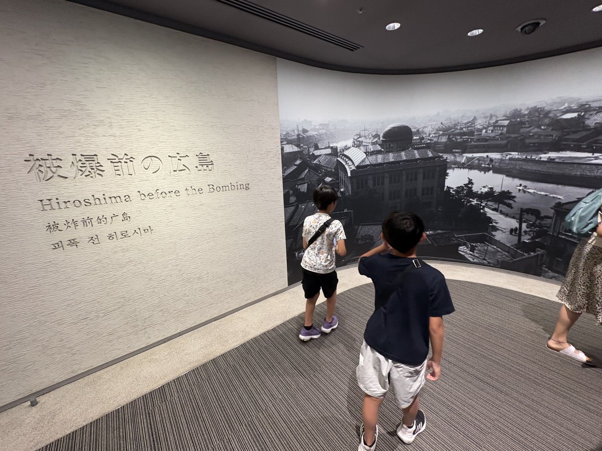 HPKeSports's tweet photo. 8月6日は、広島に原爆が投下された日。
HPKで広島を訪れたのは、KTの希望でした。

平和記念資料館で戦争の悲惨さに触れ、戦うゲームで活動する私たちだからこそ、本当の戦争と平和について学び、命の重みを知り続けることが大切だと思います。

とても大切な旅でした。

#HPK #広島 #平和学習 #8月6日 https://t.co/dNFw0preGr