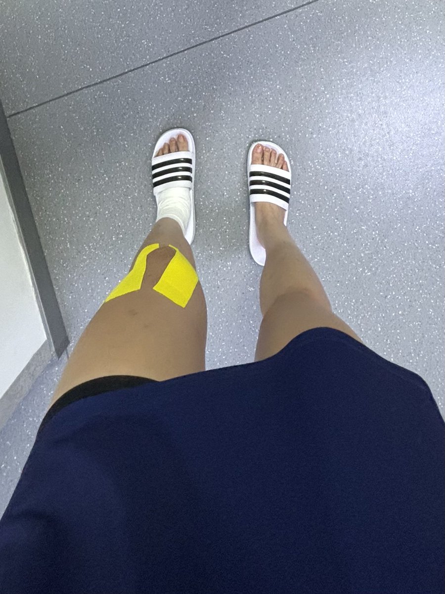 Cnm000_'s tweet photo. 小母狗 爬过来跪下🧎#SM #羞辱 #恋足癖 https://t.co/xqTxIt73Uk