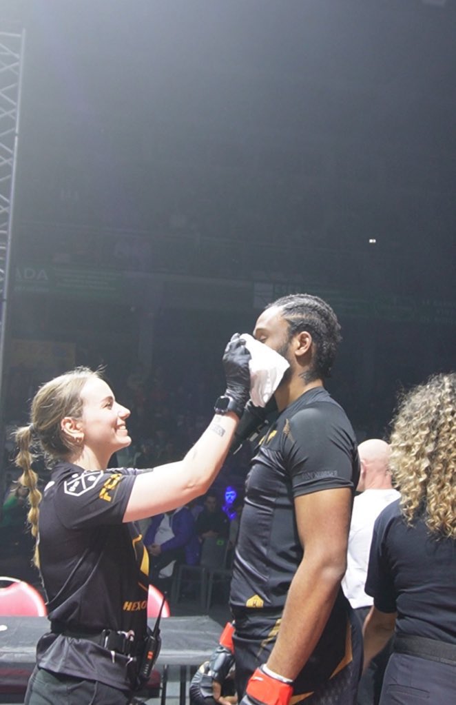 OgMedved's tweet photo. Al Hamdoulillah avant tout. 
3 ans de dépression, 2 ans d’obésité, 1 année dans une tente au bois de Vincennes, 15 combats sur 3 disciplines, 0 refus, jamais raté le poids. Je dirai à mes enfants que Superman c’est rien à côté de moi. https://t.co/1P8Gk8Std3