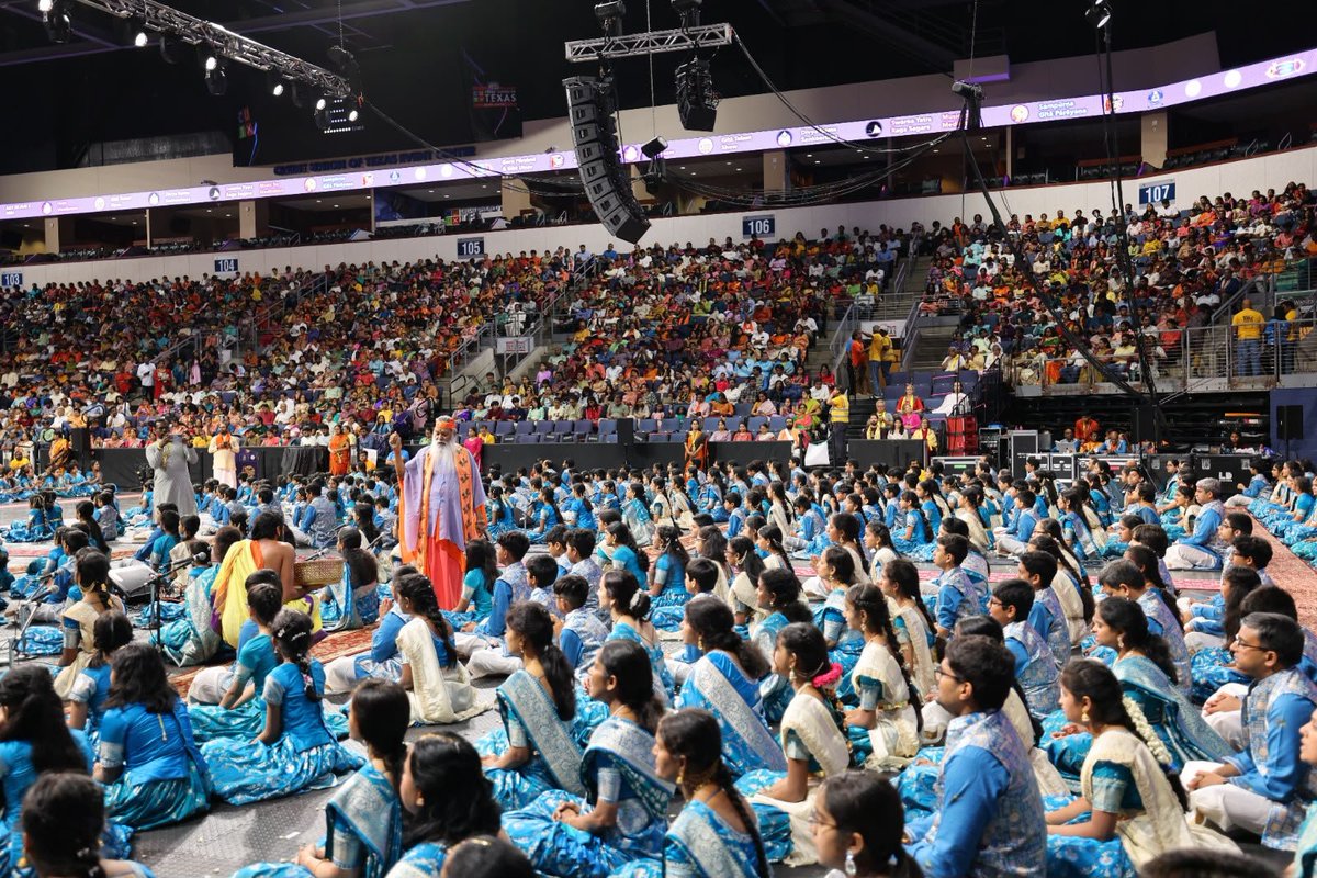 Kulkarni202's tweet photo. A gathering of thousands chanting the Bhagavad Gita together is a sight to remember forever.
Dallas witnessed a spiritual celebration filled with devotion and peace.
#Avadhootadattapeetham https://t.co/Yywm4ZsxlQ