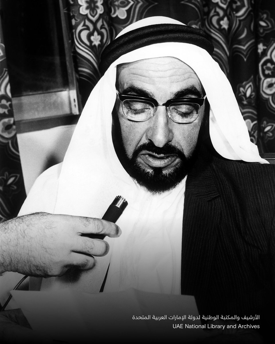 znmuae's tweet photo. في 6 أغسطس 1966، تولّى الوالد المؤسس، المغفور له الشيخ زايد بن سلطان آل نهيان، طيّب الله ثراه، مقاليد حكم إمارة أبوظبي، لتبدأ مرحلة مفصلية رسمت بداية التحوّل في مسيرة الوطن، وشكّلت ركيزة أساسية لأسس البناء والتنمية.

وصف الصورة: الشيخ زايد بن سلطان آل نهيان، أثناء إلقائه كلمة بمناسبة افتتاح محطة إذاعة أبوظبي، وأكد فيها التمسك بالتعاليم الإسلامية وتعليمها لأبنائها، إمارة أبوظبي.

#متحف_زايد_الوطني #الإمارات