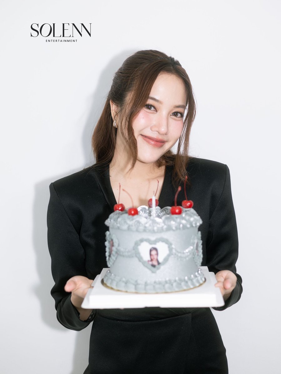 pataluck's tweet photo. Lo feliz que es, ya falta poco para tu cumple y aquí estaremos apoyando .

TP X Freen’s Birthday Party
#TIMEPHORIAxSRCHAFREEN
#solennEntertainment #srchafreen‌ https://t.co/5ytiuLquCf