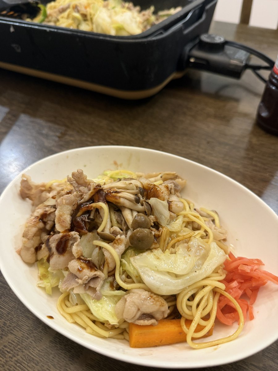 MoheMochi's tweet photo. 今日は嫁様が外出につき、子供たちに焼きそばを作ったよ。
ビールが進むねえ🍺 https://t.co/Xe1E0Ia6Z5