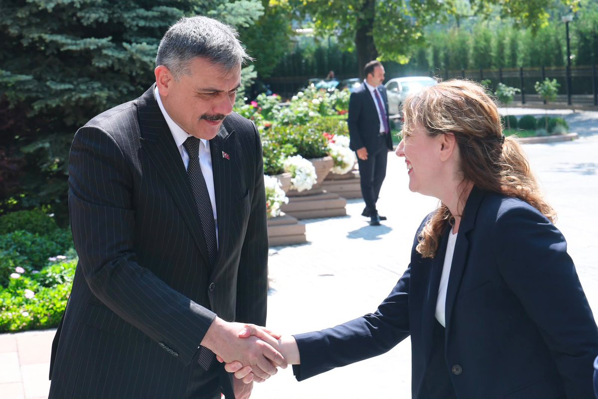 Gocidaresi's tweet photo. İçişleri Bakanımız Sayın Mustafa Çiftçi, Uluslararası Göç Örgütü  (IOM) Genel Direktörü Sayın Amy E. Pope ve beraberindeki heyeti makamında kabul etti. Kabulde Göç İdaresi Başkanımız Sayın Muhammet Selami Yazıcı da hazır bulundu.

İçişleri Bakanımız Sayın Mustafa Çiftçi:

"Küresel ve bölgesel göç hareketlerini, düzensiz göç ve göçmen kaçakçılığıyla mücadeleyi, Suriyelilerin gönüllü, güvenli, onurlu ve düzenli geri dönüşlerini ve üçüncü ülkelere yeniden yerleştirme süreçlerini ele aldık.

IOM ile 30 yılı aşkın süredir devam eden iş birliğimizi; insan onurunu, kamu güvenliğini ve kalıcı çözümleri esas alan somut projelerle daha ileriye taşıyacağız.

Görüşmemizin, küresel göç yönetiminde sürdürülebilir ve insan odaklı yaklaşımlara katkı sunmasını diliyorum."

@TC_icisleri
@mustafaciftcitr
@mselamiyazici
@IOMchief
