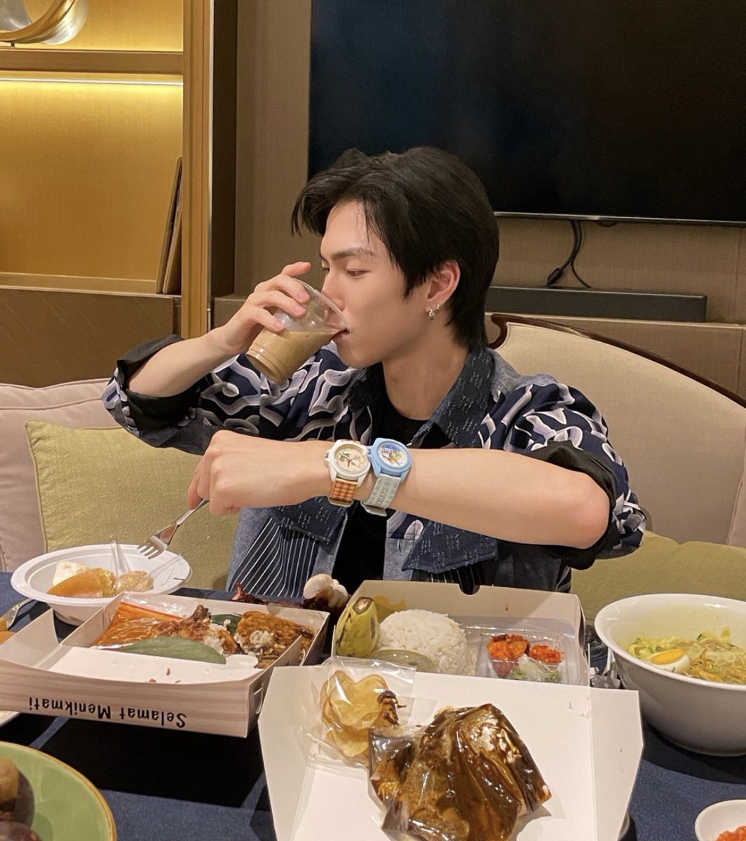 xnghanni's tweet photo. damn we saw your hello kitty rolex dw 🤦‍♀️🤦‍♀️ https://t.co/H2gcNOme53