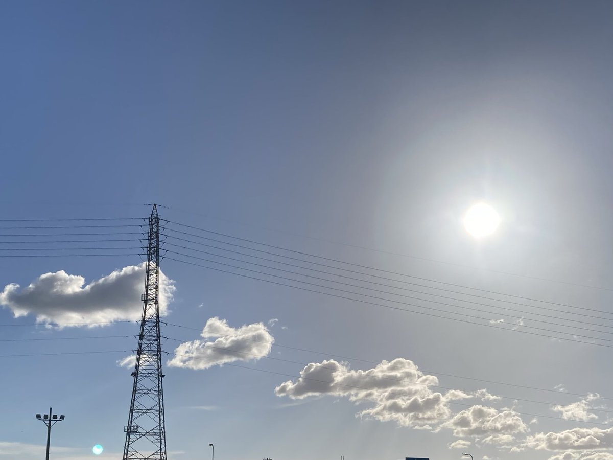 flyingace1978's tweet photo. #イマソラ
#いまそら
#キリトリセカイ
#夕焼け
#お疲れ様でした

1枚目は仕事を終えて17時半頃
雲がキラキラしてた。

2枚目は帰宅時の西の空
今日も夕陽が強烈に輝いてた。

今日も1日お疲れ様でした。 https://t.co/Rdb3I386vy