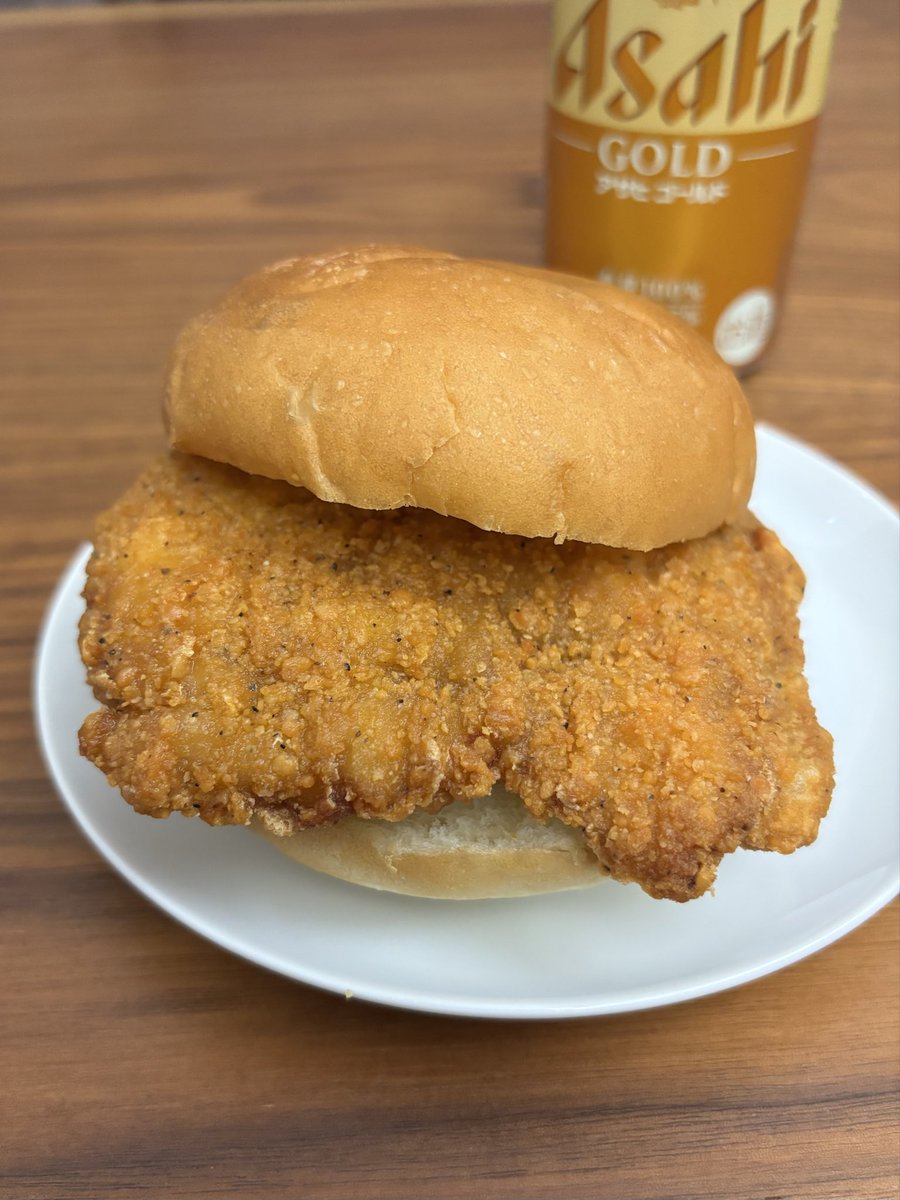zoysia_2's tweet photo. アプリのビール無料クーポンがあったからついでにカップ麺でも買おうと思ったけどファミチキ45%増量やっててそりゃあこっち買っちゃうよね💕
#ファミチキ　#ファミリーマート https://t.co/ZpHE8lO2bT