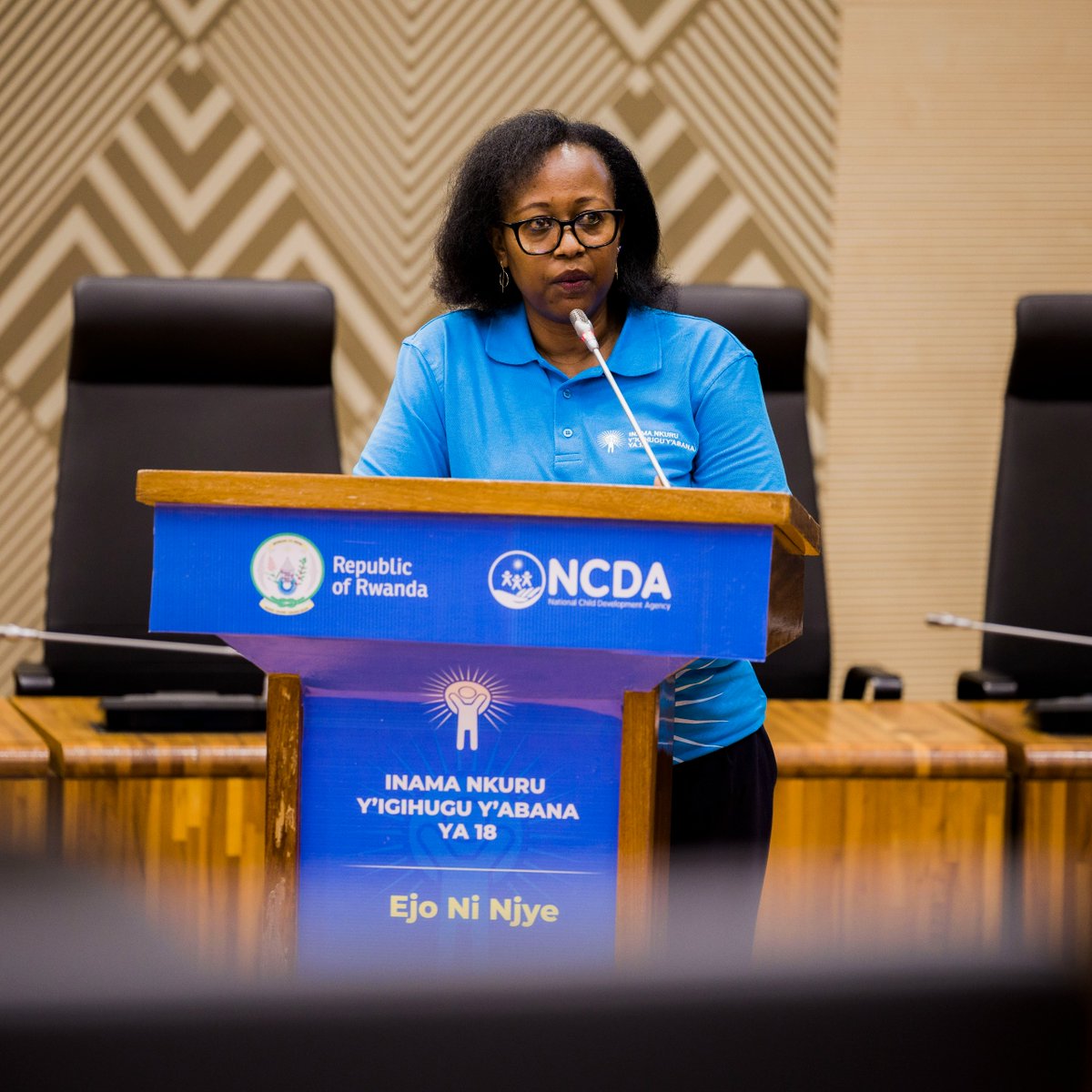 Rwanda_Child's tweet photo. Yifashishije insanganyamatsiko y’iyi nama #EjoNiNjye, DG @iassumpta yibukije ko abana ari ab’agaciro bityo ko bagomba kwitabwaho uko bikwiye kandi nabo bakagira uruhare mu iterambere ryabo, bikabagirira akamaro bikakagirira imiryango yabo ndetse n’Igihugu muri rusange. https://t.co/yuv4zsRBzc