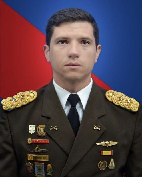 alcaldeledezma's tweet photo. ¡Exigimos la libertad inmediata del Teniente Coronel Irvin Marín Chaparro!
La vida de este digno oficial corre un peligro extremo. Lo están matando día tras día bajo condiciones inhumanas que atentan contra su integridad física y psicológica. No podemos callar ante este crimen silencioso.
Es indignante que se ensañen contra un profesional ejemplar, un oficial que obtuvo la más alta calificación en la historia de la Academia Militar de Venezuela. Su único delito ha sido su honor, su brillante trayectoria y su lealtad institucional.
Exigimos el respeto a sus derechos humanos, el cese a las torturas y su liberación inmediata. ¡Su vida depende de no callar nunca!
#LibertadParaMarinChaparro #DerechosHumanos #Venezuela #Justicia #LibertadYa
@ONU_derechos @OEA_oficial @UEenVenezuela 
@SecRubio @SenRickScott @PoleoRafael @RepMariaSalazar