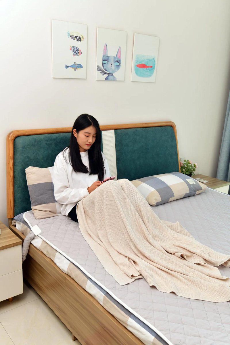 MilaBooherimn's tweet photo. Just found the best way to fold fitted sheets in 2 mins—my Sunday night chore win just made me so happy! https://t.co/69Yf34eooA