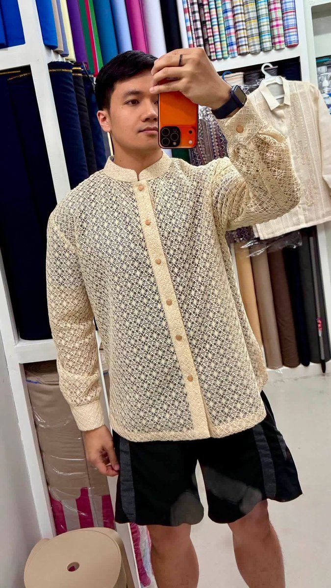 julesguiang's tweet photo. Kamuning Textile Market never disappoints! 🫶

Jacqueline's Textile has been my go-to for my hosting attire since pre-pandemic. And now that I’m back at the newscast, I frequent Kamuning to alter my suits and very, VERY, affordable barongs. https://t.co/PiUolytu4l