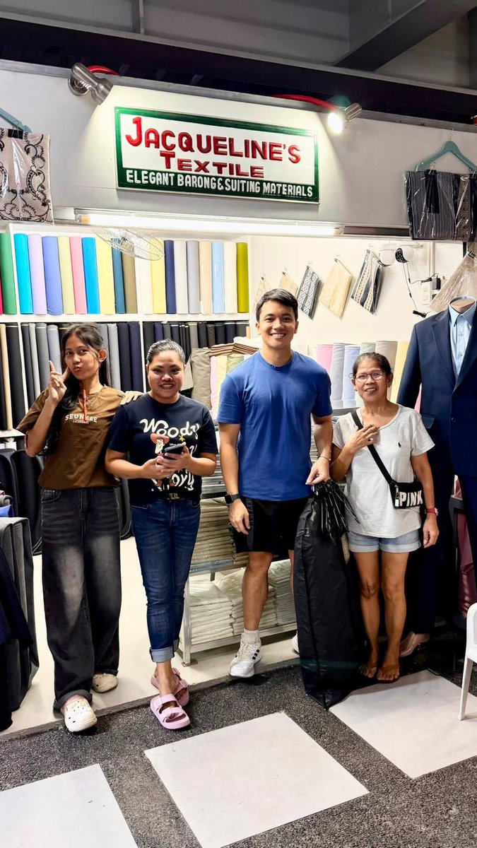 julesguiang's tweet photo. Kamuning Textile Market never disappoints! 🫶

Jacqueline's Textile has been my go-to for my hosting attire since pre-pandemic. And now that I’m back at the newscast, I frequent Kamuning to alter my suits and very, VERY, affordable barongs. https://t.co/PiUolytu4l