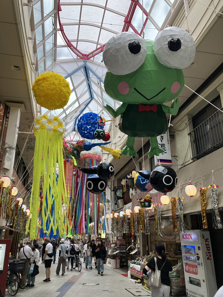 intrder's tweet photo. 阿佐ヶ谷七夕祭り前日
仕上げ作業中かな？
#阿佐ヶ谷七夕祭り https://t.co/c6M6Q1ikx5
