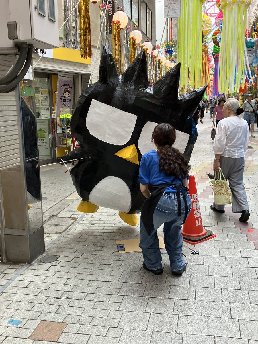 intrder's tweet photo. 阿佐ヶ谷七夕祭り前日
仕上げ作業中かな？
#阿佐ヶ谷七夕祭り https://t.co/c6M6Q1ikx5