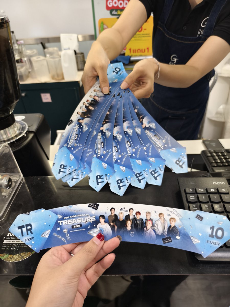 Phattarakan_S's tweet photo. MRT พหลโยธินเหลือไม่เยอะแล้วน้าาาาา
📍G Coffee 
#6yearswithTREASUREweLOVE6 #TREASURE #ตลาดนัดTreasure #ตลาดนัดเด็กสมบัติ https://t.co/RJe5XcTgds