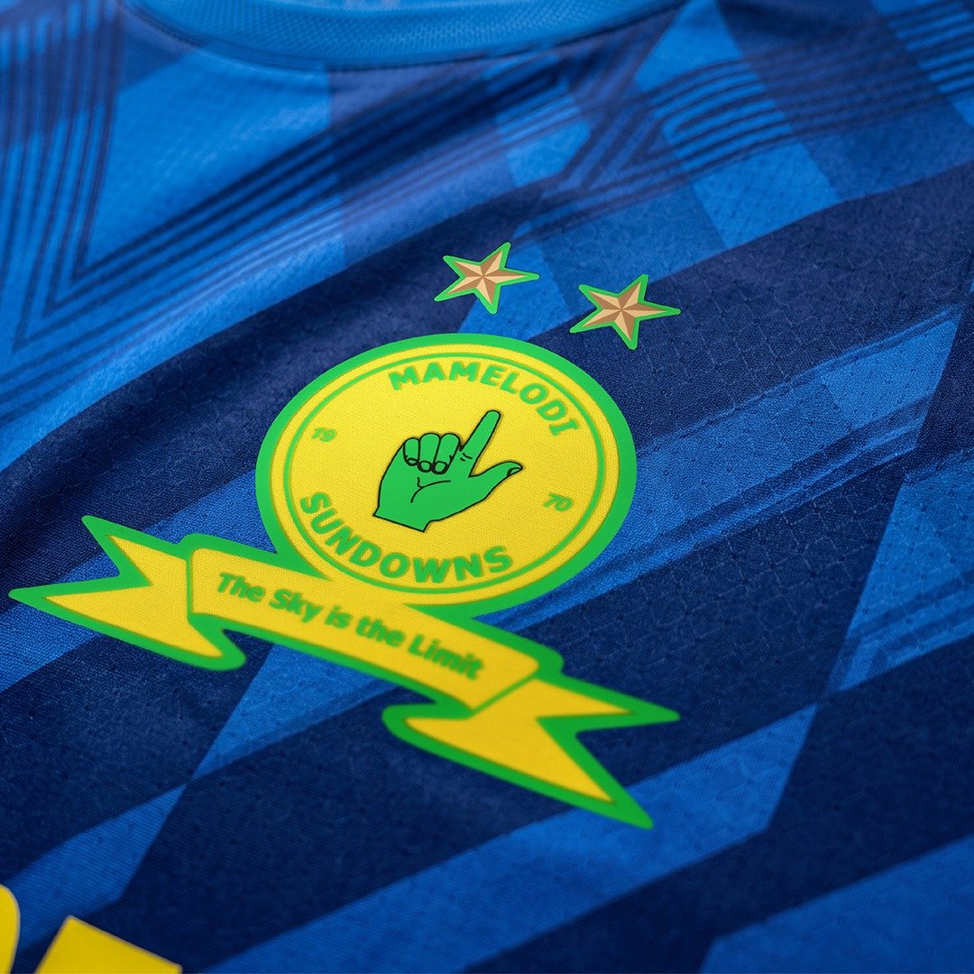 FARPostZA's tweet photo. 𝙄𝙉 𝙋𝙄𝘾𝙏𝙐𝙍𝙀𝙎

A closer look at the new drip 📸⚡️Mamelodi Sundowns &amp; PUMA unveil the 2026/27 Away Kit.

Hit or Miss?🎤

#FARPost https://t.co/wEqMV6WK55