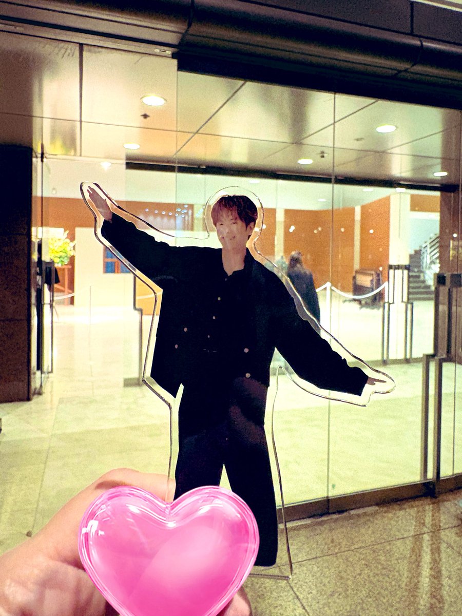 monko3912's tweet photo. ウィン君のバーイベ
ホントに　楽しかった〜🩷✨
6日経っちゃった😅
ギリギリまで　お席に着かなかったけど
入場したらTOTOのGeorge Porgey
が流れていて痺れた🎶⚔️
ポーカロ兄弟大好きだったなぁ🥁🎹
気持ち上がりました💘
#MORISAKIWIN
#WINaretheworld
#恵比寿ガーデンホール 
#TOTO 
#森崎ウィン https://t.co/pHuHTaOlvx