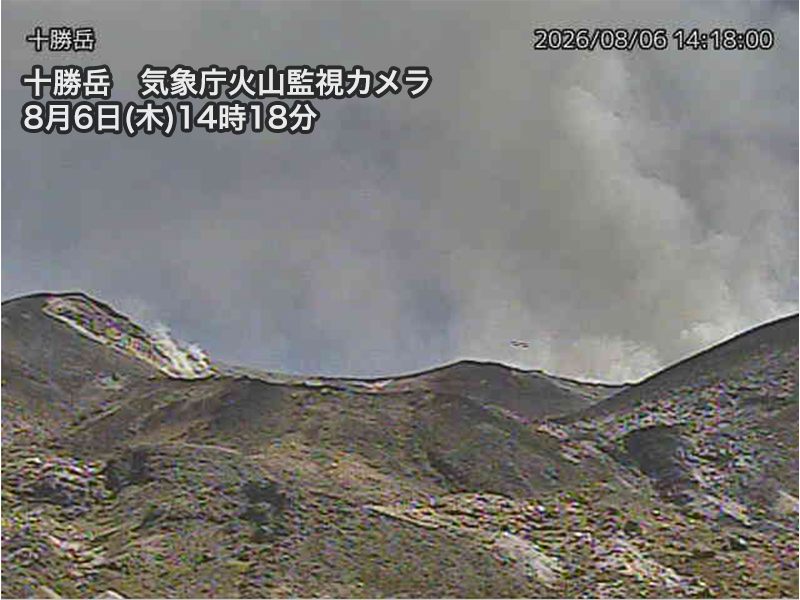 wni_jp's tweet photo. ＜十勝岳噴火＞
北海道の活火山、十勝岳が今日8月6日(木)14時過ぎに噴火しました。7月22日(水)に22年ぶりに噴火して以来となります。

十勝岳では火山活動が高まっているとして6月に噴火警戒レベル2の火口周辺規制に引き上げられ、現在も継続中です。
https://t.co/tn1RI0TktC https://t.co/K74VzV5My2