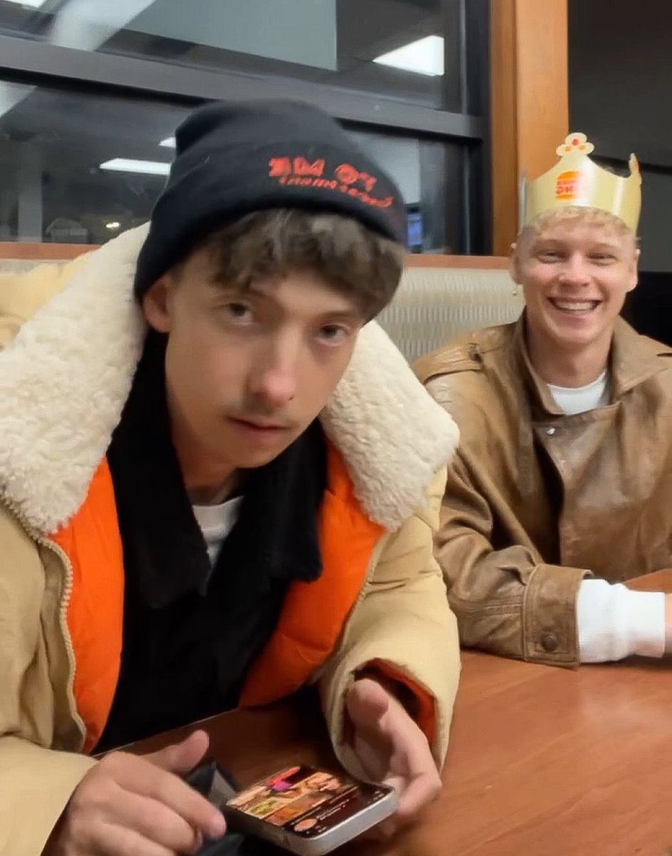 th1nkinb0uty0u's tweet photo. Im a Burger King with my burger queen https://t.co/JrY7tcudOE
