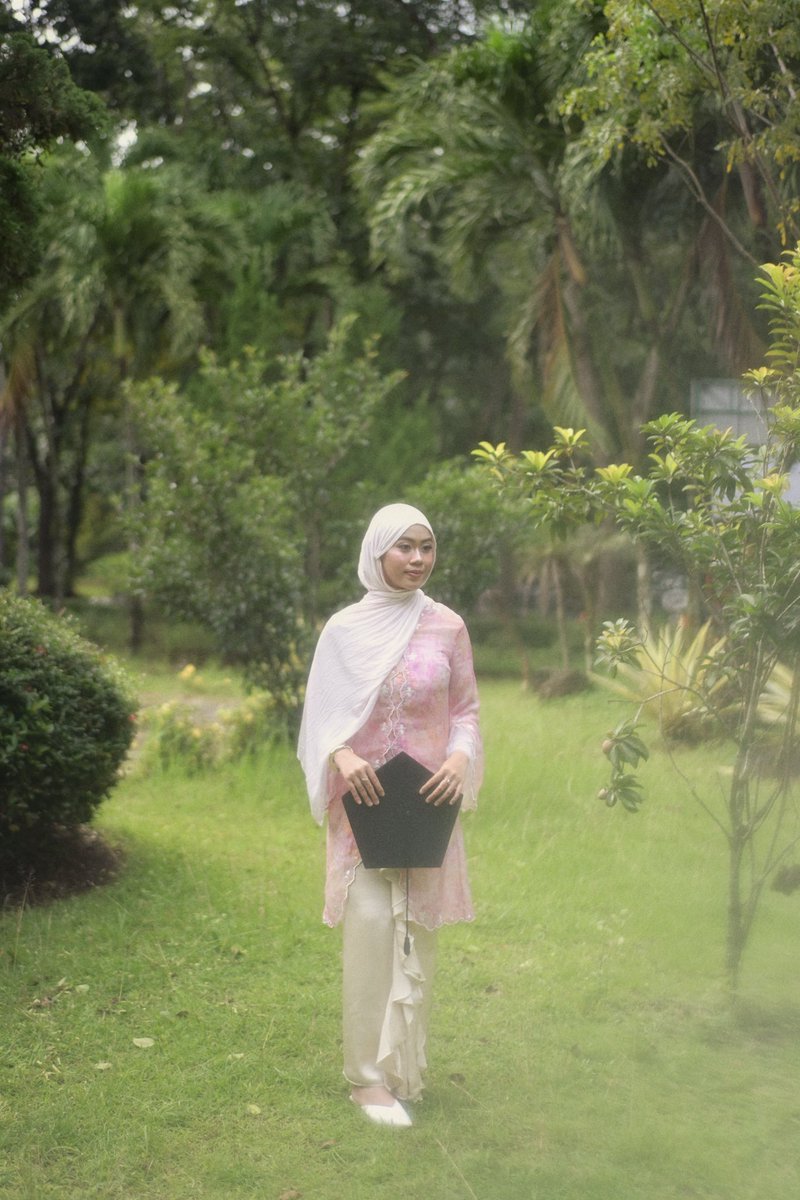 aelieyu's tweet photo. ngomongin diskursus foto wisuda, menurut gw dari pihak kita as client harus rewel juga sih. kemarin foto wisuda gw tuh cukup jelas moodboard nya jadi fotografer juga jadi tau visual yang mau gw achieve jadi sama sama enak + color grading gw edit sendiri HEHEHE https://t.co/ORDzF5gzpd