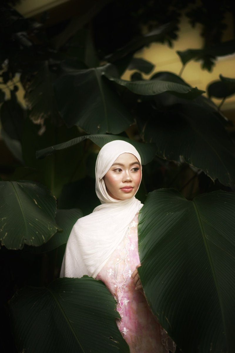 aelieyu's tweet photo. ngomongin diskursus foto wisuda, menurut gw dari pihak kita as client harus rewel juga sih. kemarin foto wisuda gw tuh cukup jelas moodboard nya jadi fotografer juga jadi tau visual yang mau gw achieve jadi sama sama enak + color grading gw edit sendiri HEHEHE https://t.co/ORDzF5gzpd
