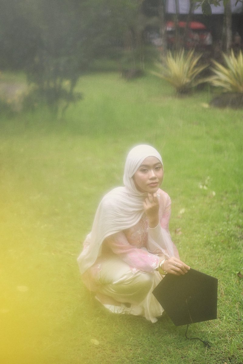 aelieyu's tweet photo. ngomongin diskursus foto wisuda, menurut gw dari pihak kita as client harus rewel juga sih. kemarin foto wisuda gw tuh cukup jelas moodboard nya jadi fotografer juga jadi tau visual yang mau gw achieve jadi sama sama enak + color grading gw edit sendiri HEHEHE https://t.co/ORDzF5gzpd