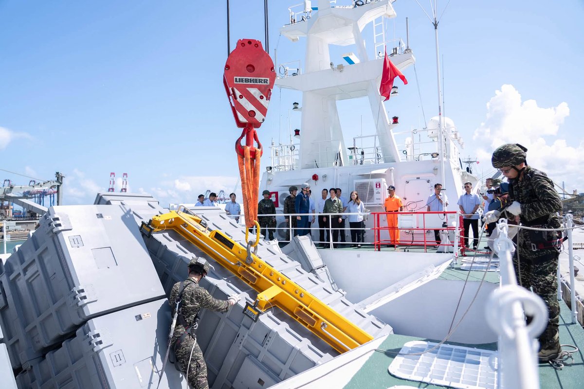 new27brigade's tweet photo. 賴清德總統視導台北港，台灣海巡署巡邏艦「八里號」(CG-606)裝載雄風三型超音速反艦飛彈
#漢光42號演習 https://t.co/kEvfNP0CGo