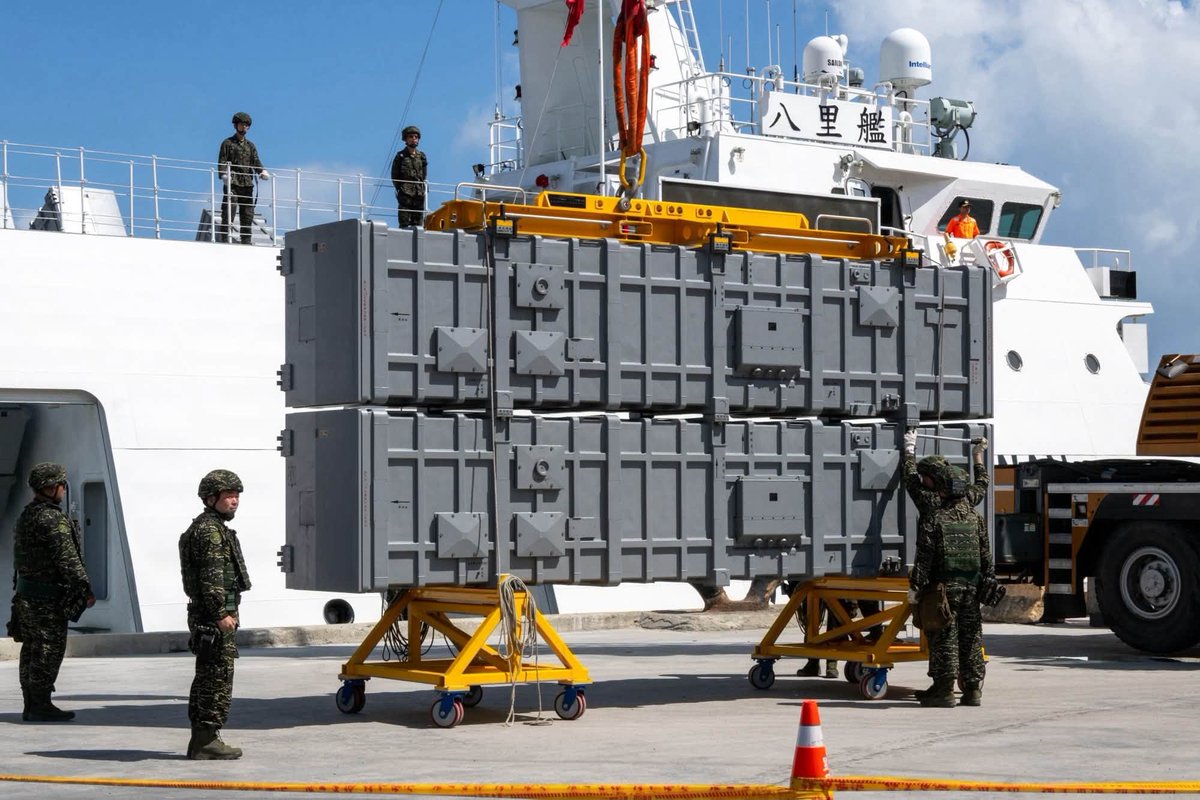 new27brigade's tweet photo. 賴清德總統視導台北港，台灣海巡署巡邏艦「八里號」(CG-606)裝載雄風三型超音速反艦飛彈
#漢光42號演習 https://t.co/kEvfNP0CGo