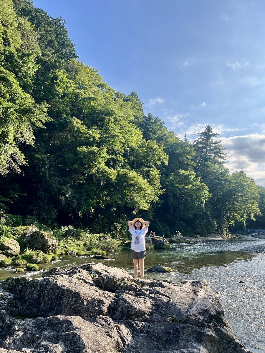 ishida_yume's tweet photo. ちゃんと水遊びもしました💧‼︎
行く前にママから心配の言葉を沢山言われたので、泳ぎはしませんでしたが、岩には登りました。怪我なく帰って来れました。

やっと買えた中野ロープウェイのTシャツに着替えて🐩ふみこさん（@fum_0417 ）とお揃い☺︎ https://t.co/H11e3L39mJ