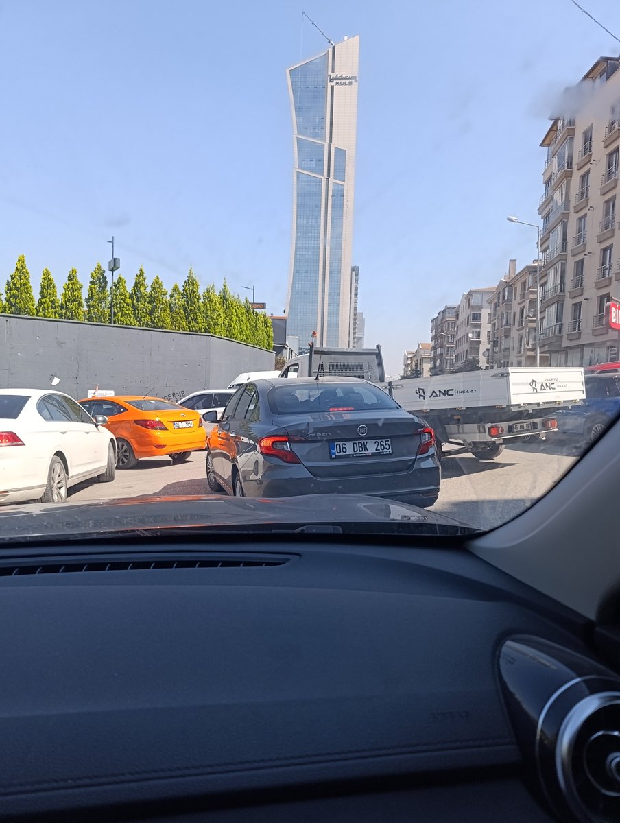 incierkoca's tweet photo. Sabah 7.30 dan itibaren her gün bu saçma trafik beklemesini yaşamak zorunda mıyız ben anlamıyorum. En az 20-30 dk. bekliyoruz. Buraya ne zaman bir çözüm gelecek. Bence bu mini kavşağa trafik lambası koyulsa bile yetecek.Acil. #yıldırımkule
@mavimasa 
@cankayabelediye @ankarabbld https://t.co/ccyGtQxRXj