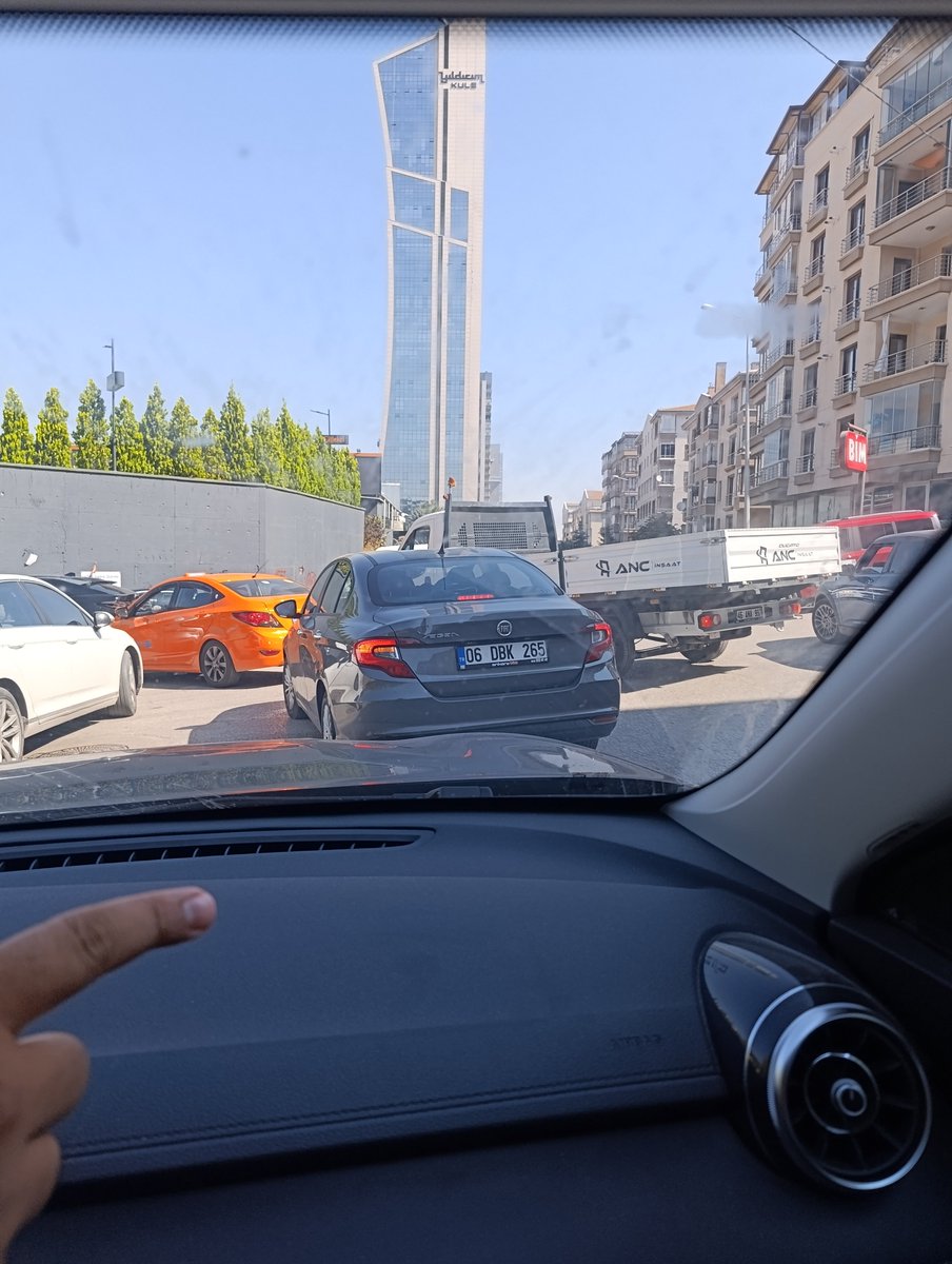 incierkoca's tweet photo. Sabah 7.30 dan itibaren her gün bu saçma trafik beklemesini yaşamak zorunda mıyız ben anlamıyorum. En az 20-30 dk. bekliyoruz. Buraya ne zaman bir çözüm gelecek. Bence bu mini kavşağa trafik lambası koyulsa bile yetecek.Acil. #yıldırımkule
@mavimasa 
@cankayabelediye @ankarabbld https://t.co/ccyGtQxRXj