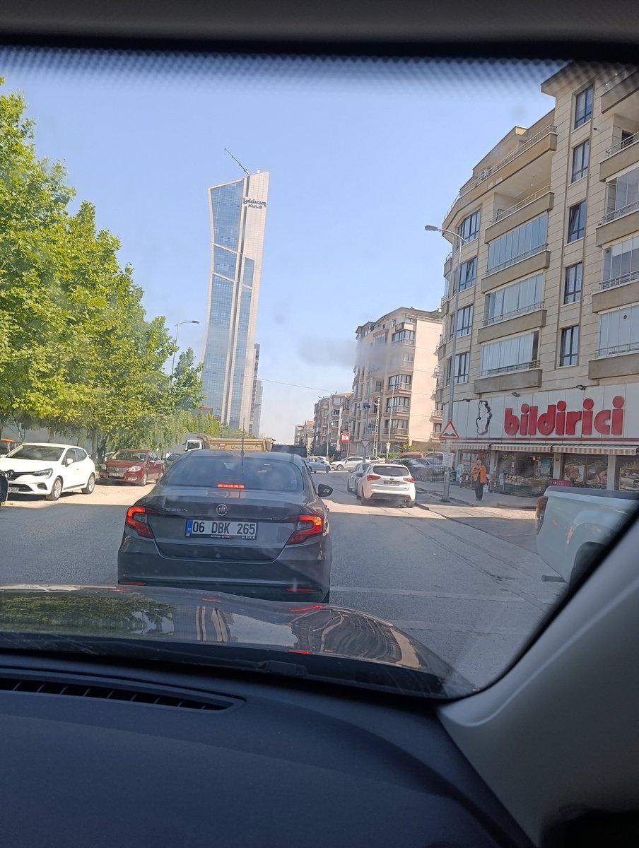 incierkoca's tweet photo. Sabah 7.30 dan itibaren her gün bu saçma trafik beklemesini yaşamak zorunda mıyız ben anlamıyorum. En az 20-30 dk. bekliyoruz. Buraya ne zaman bir çözüm gelecek. Bence bu mini kavşağa trafik lambası koyulsa bile yetecek.Acil. #yıldırımkule
@mavimasa 
@cankayabelediye @ankarabbld https://t.co/ccyGtQxRXj