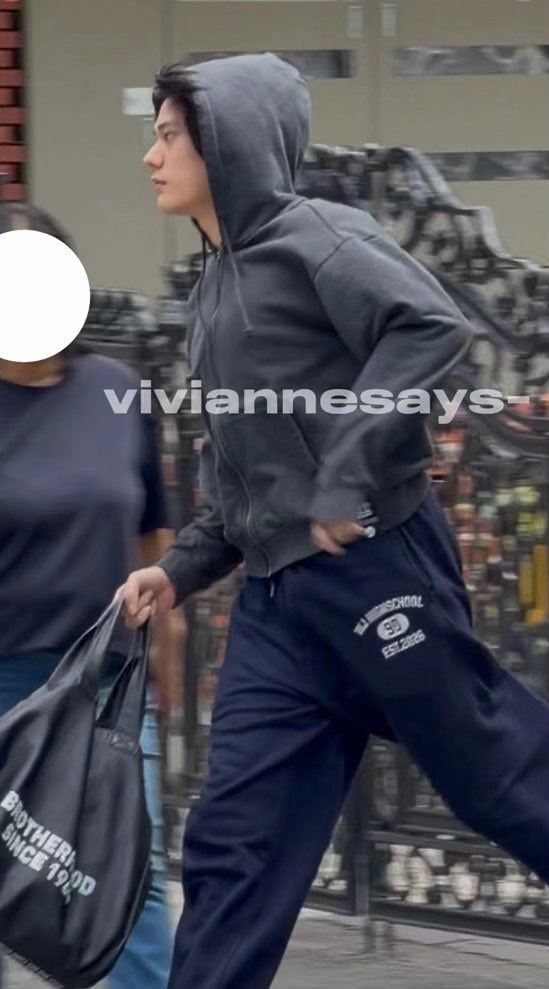 nicholasfolder's tweet photo. 260731 Nicholas wearing the 90 group pants on his way to work was so adorable🥹

#NICHOLAS #SMTR25 #니콜라스 https://t.co/7H4e53KnXe