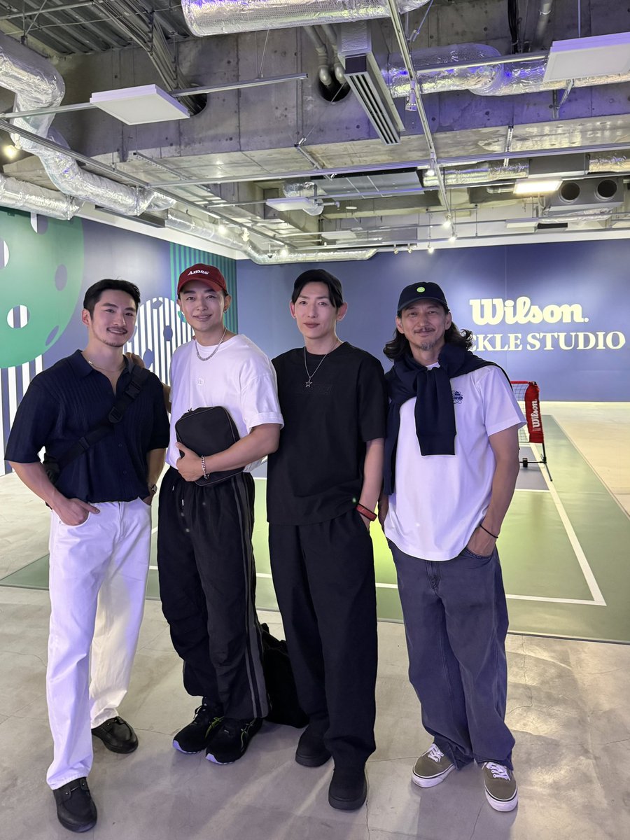 kotfe's tweet photo. Wilson主催「PICKLE STUDIO」のレセプションパーティーへお招きいただきました👬
ピックルボールは、テニス・バドミントン・卓球の要素が組み合わさったスポーツで、初心者の僕たちでもすぐにラリーが続いて楽しめました🏓😌😌
#Wilson #ウイルソン #PCKL #PICKLESTUDIO
@Kane09932333 https://t.co/bh68aWbvF8