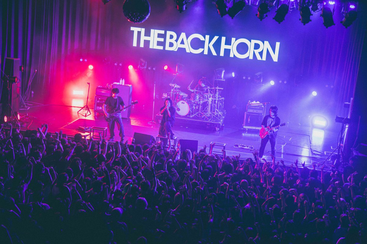 THEBACKHORNnews's tweet photo. ［LIVE PHOTO］

「Love Together EXTRA Feat.えん」
2026.8.2 sun
at GORILLA HALL OSAKA
-------------------
▶︎NEXT LIVE
「KYO-MEIワンマンツアー」
〜爆音灼熱浄土〜
2026.8.8 sat
at 京都MUSE

#THEBACKHORN #バックホーン #バクホン #LIVEPHOTO https://t.co/krB3oQ8G18