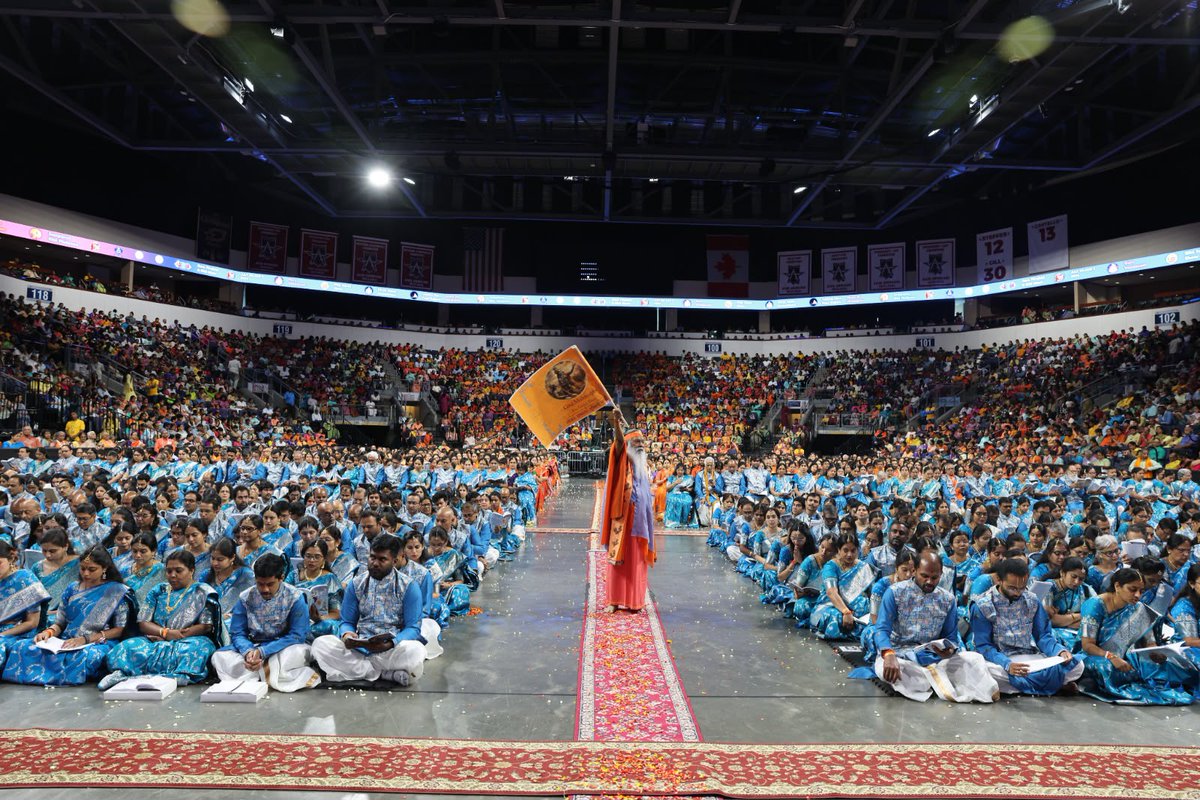 ManjuforSingh's tweet photo. Dallas lo Gita chanting event ki vellaka samaj aindi ki Sanatana Dharma power enti ani, 10000 souls one voice tho global peace kosam pray chesaru under Ganapathy Sachchidananda Swamiji @dattapeetham #Avadhootadattapeetham
https://t.co/ySegxhQup7