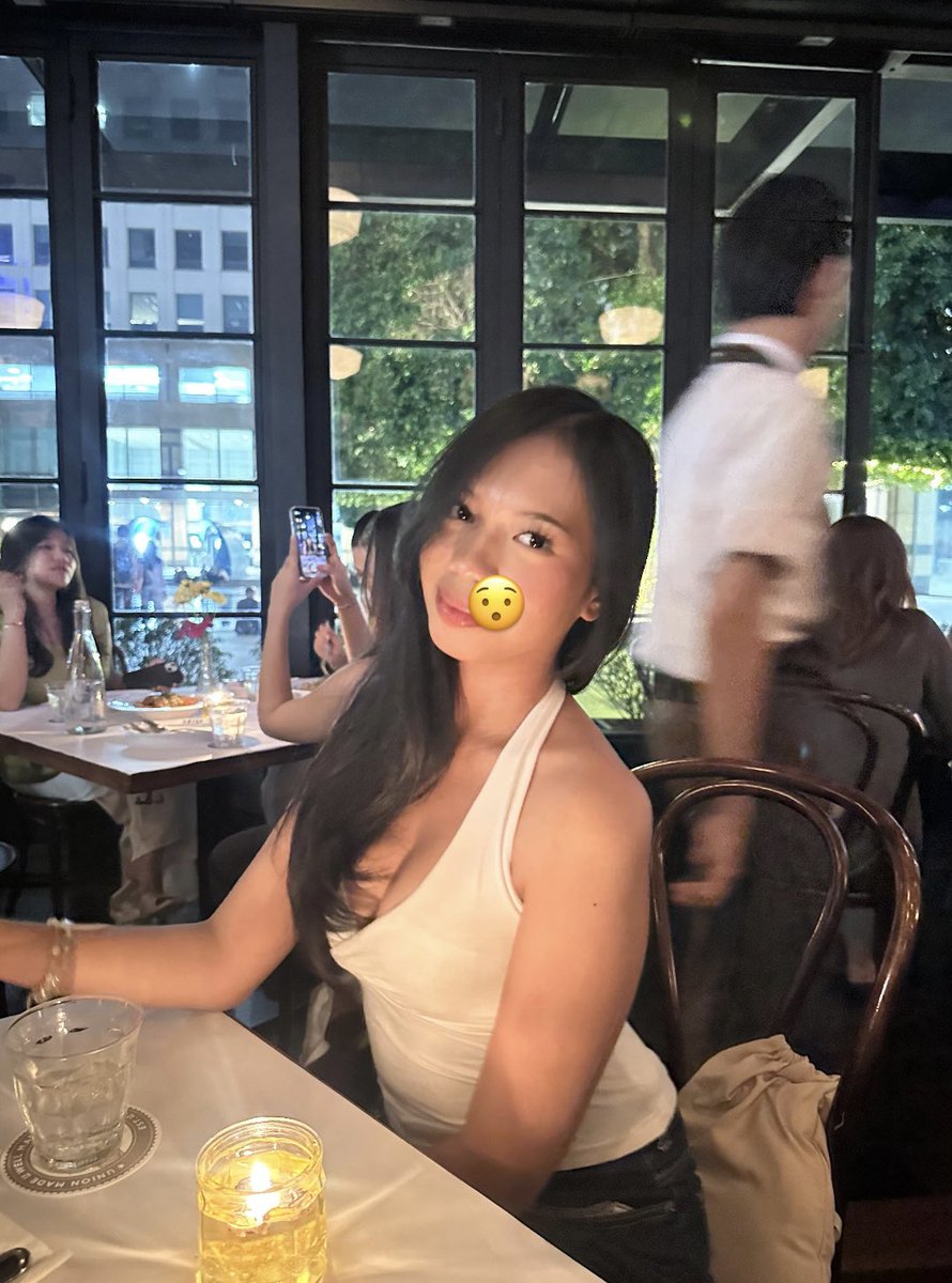 loravaee's tweet photo. me and my akward smile :>>> https://t.co/NRZI7iuZC4