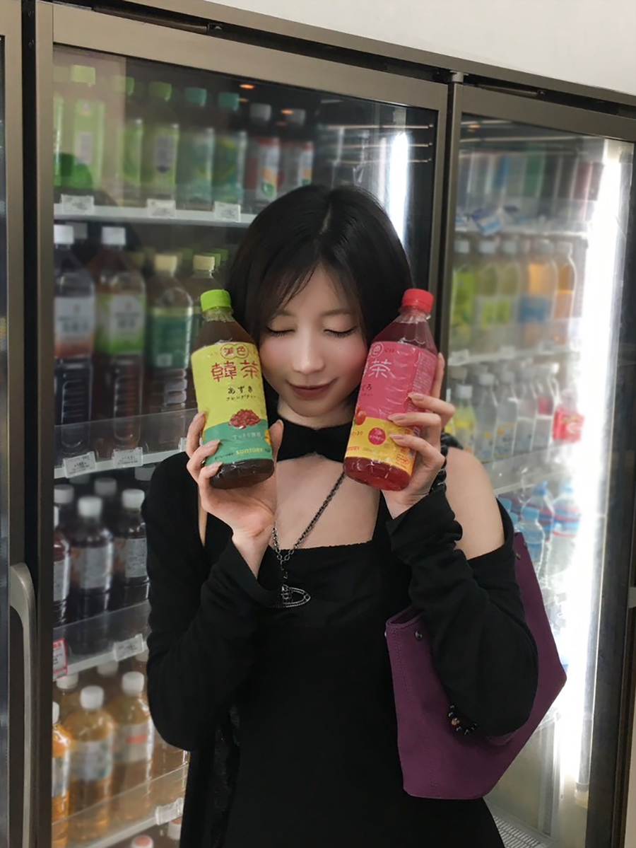 suntory's tweet photo. ASAさんがセブン‐イレブンに降臨…！💖
夏は、すっきりあずきがお気に入りなんだって…！
みんなも韓茶飲んで、いっしょに夏を乗り切ろう〜！🐰

#ケンチャナ韓茶 #BABYMONSTER https://t.co/UxaHyeChYz