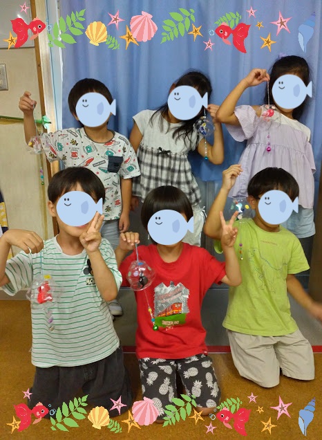 asakashakyo's tweet photo. ★本町放課後児童クラブからのお知らせ★
夏休み製作「おさかな風鈴」が完成しました🎐
風鈴の中には個性豊かに色づけしたお魚が入っています🐟🐠
ビーズや鈴も自分で選び、配色を考えながら真剣な表情で通していました😁
お家に飾って夏を感じよう🍃
＃朝霞　＃本町クラブ　＃社会福祉協議会　＃学童 https://t.co/o1VqqHdPei
