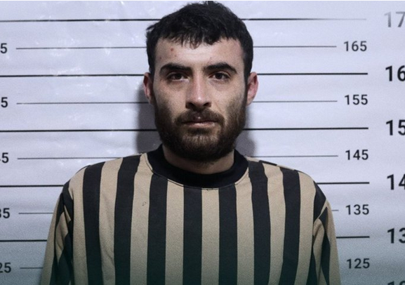 fkontar78's tweet photo. 3 Syriens ont été arrêtés au cours des dernières 48 heures pour avoir critiqué le nouveau régime, en vertu des lois liberticides héritées du régime Assad. Parmi eux, Hussein Abdel Qader Ahmed, surnommé « Hayhou ». Un cas plus qu'inquiétant, car tout porte à croire qu'il a été enlevé depuis le Liban et exfiltré vers la Syrie.
Qu'est-il reproché à Hayhou ? Il a posté un message insultant le président par intérim et l'équipe de l'ambassade syrienne à Damas, leur reprochant de l'avoir manifestement mal traité dans sa demande de renouvellement de passeport. Cela a suffi à déclencher une opération d'enlèvement et d'exfiltration depuis un pays étranger ; le nouveau régime parle, lui, d'une arrestation « à la frontière libanaise ».
Est-ce que ceux qui ne cessent d'encenser al-Charaa et son régime mesurent la gravité d'un tel acte ? Hayhou est accusé d'outrage à l'État et à ses symboles : on ne peut pas trouver meilleur rappel du régime Assad.
Le pire est que la base de soutien au gouvernement se réjouit d'une telle arrestation. Par exemple, une des propagandistes du nouveau régime a fait imprimer des tee-shirts sur lesquels est écrit « Mabrouk pour l'arrestation de Hayhou ». C'est à vomir : une révolution contre l'une des pires tyrannies, des centaines de milliers de morts, un pays ravagé, pour voir apparaître, chez beaucoup de ceux qui s'opposaient à Assad, un sourire au retour de l'autoritarisme.