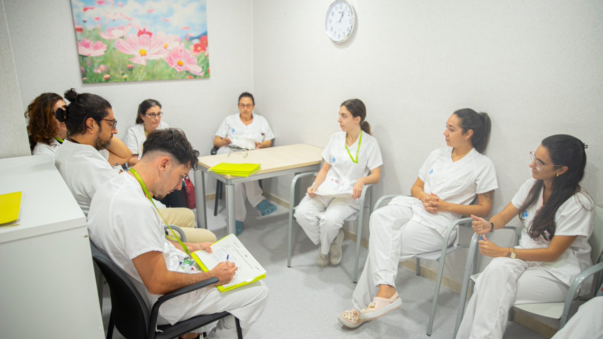 hgermanstrias's tweet photo. @fsie_uab 📝 El Servei de Geriatria ha elaborat eines i recomanacions per facilitar la transició de l’hospital al domicili dels pacients fràgils, alhora que s’actualitzen els plans de cures i els circuits assistencials. https://t.co/jb6HVkYF2P