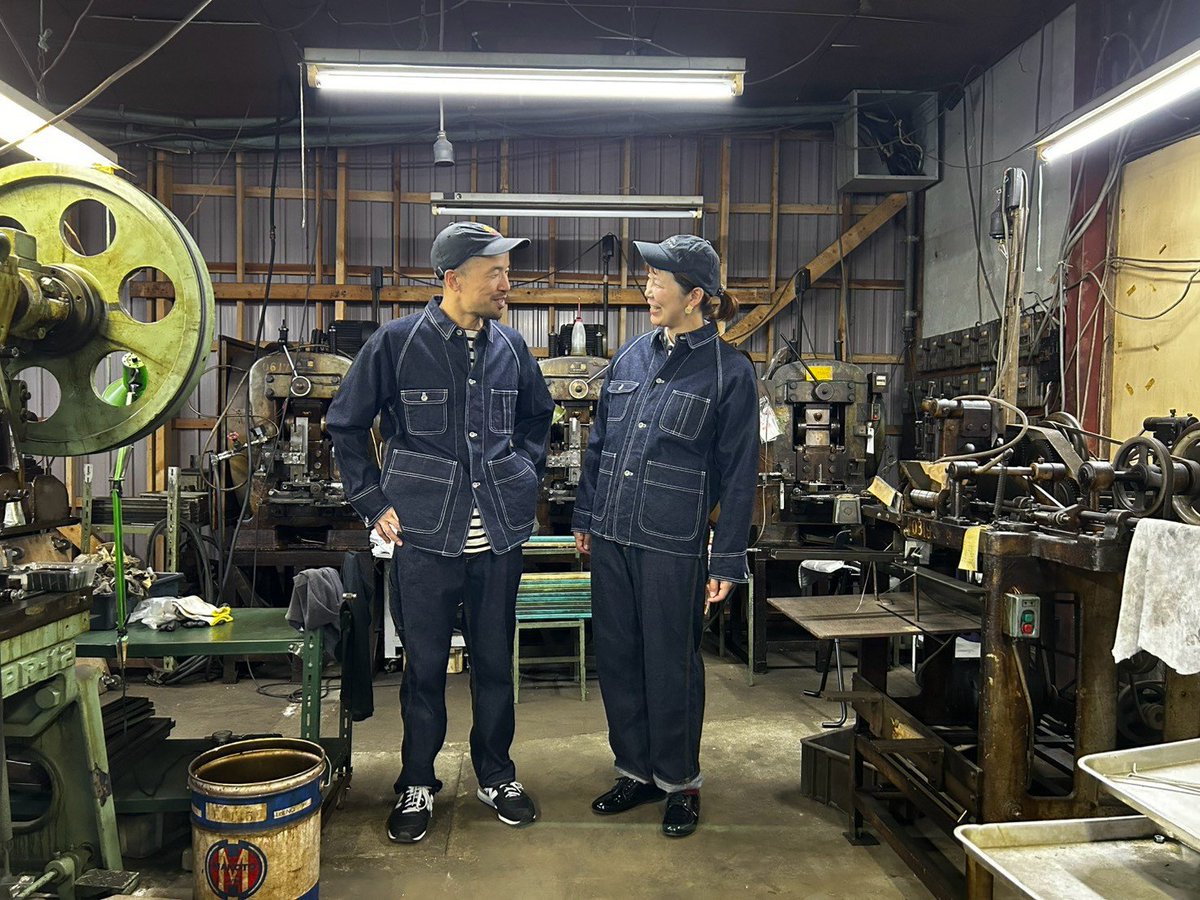 WeaveHarisa's tweet photo. 地元のアパレルショップ様の新作カバーオールを、工場で着させていただきました。

普段とは少し違う装いで仕事場に立つと、新鮮な気持ちでものづくりに向き合えそうです。

貴重な機会をありがとうございました。 https://t.co/vV1IDQTTXq