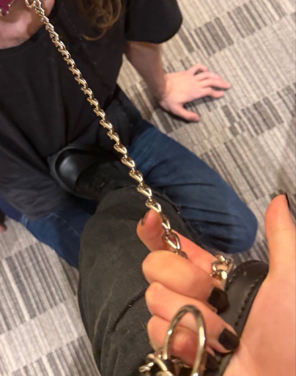 Goddess__Milla's tweet photo. Encore des hommes soumis sans collier ici 
👠🦶
#sissy #Domina #soumis #moneyslave https://t.co/MOvTneUlKr