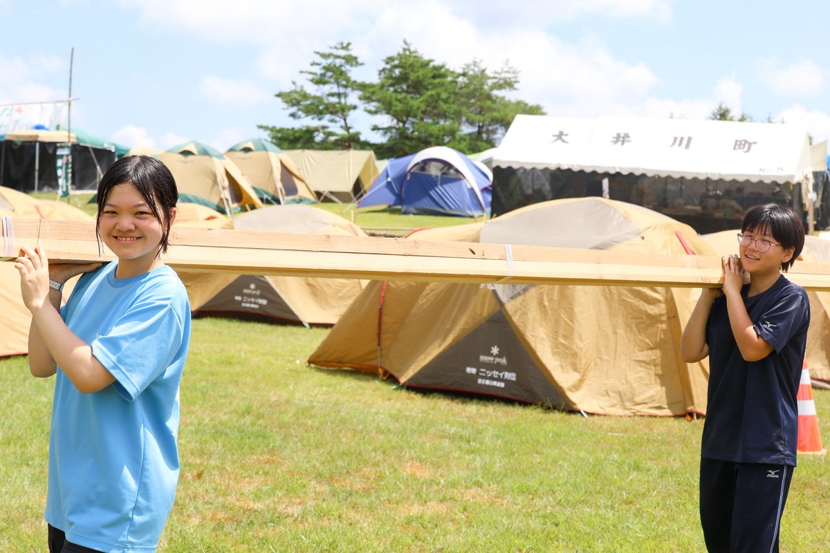 ScoutingJapan's tweet photo. 【第19回日本ジャンボリー 3日目!!】
​本日も引き続き、さまざまなプログラムが行われています！
​大自然の中でテントを張り、汗を流しながら過ごす非日常の環境。
その中でスカウトたちは声を掛け合い、知恵と力を合わせて一つのものを作り上げています。
​便利さに囲まれた日常から離れ、大自然のなかで仲間と試行錯誤する。
これこそが、ボーイスカウトのジャンボリーでしか味わえない「本当の協力」です。
​大会はまだまだ続きます。
明日もスカウトたちの挑戦と成長にご期待ください！

#第19回日本ジャンボリー #19NSJ #ボーイスカウト #ジャンボリー #BoyScouts